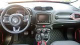 Das Cockpit des Jeep Renegade Trailhawk.