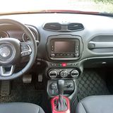 Das Cockpit des Jeep Renegade Trailhawk.