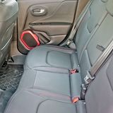 Auf der Rückbank finden drei Erwachsene Platz.