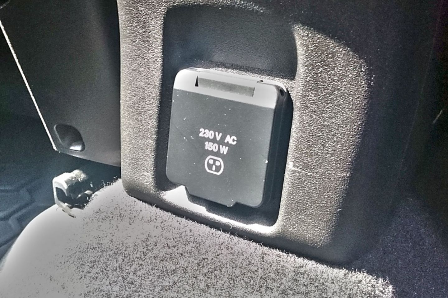Ein 230 Volt-Anschluss befindet sich im Fond des Jeep Renegade Trailhawk.