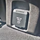 Ein 230 Volt-Anschluss befindet sich im Fond des Jeep Renegade Trailhawk.