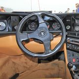 Das Cockpit des Isdera Imperator 108i.