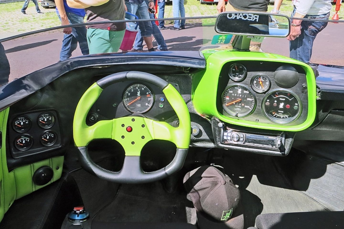 Das Cockpit eines Isdera Spyder.