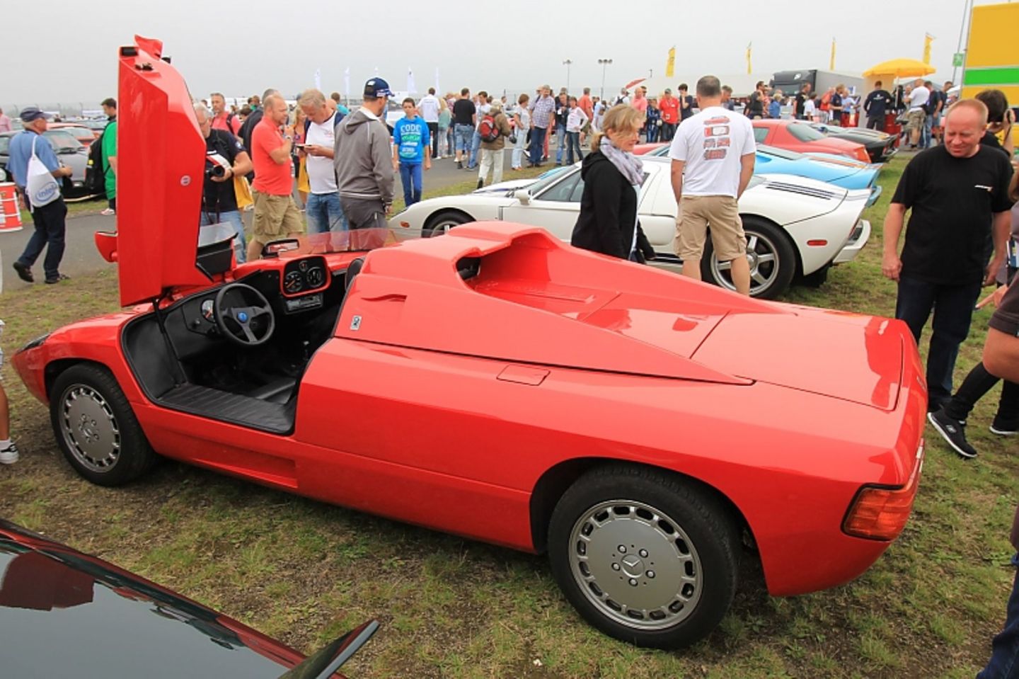 Ob grün, weiß oder rot: ein Isdera Spyder ist immer ein Hingucker.