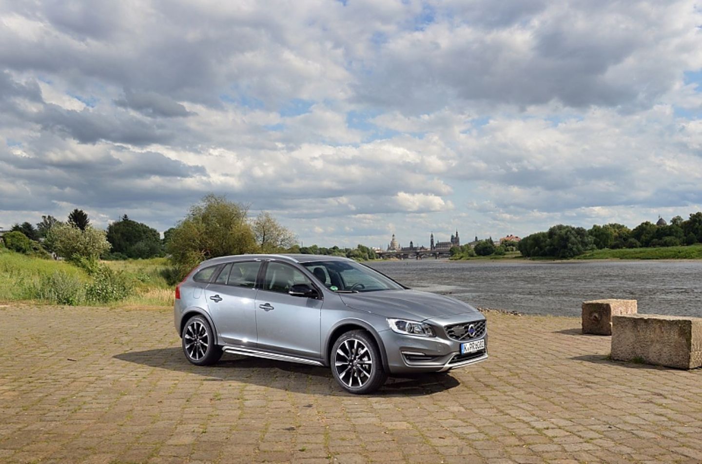 Die Karosserie des Volvo V60 Cross Country liegt 6,5 Zentimeter höher als der normale Kombi