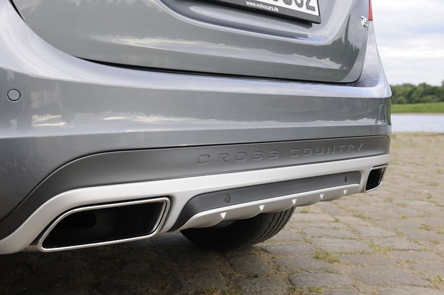 Die zweiflutige Auspuffanlage gehört dazu