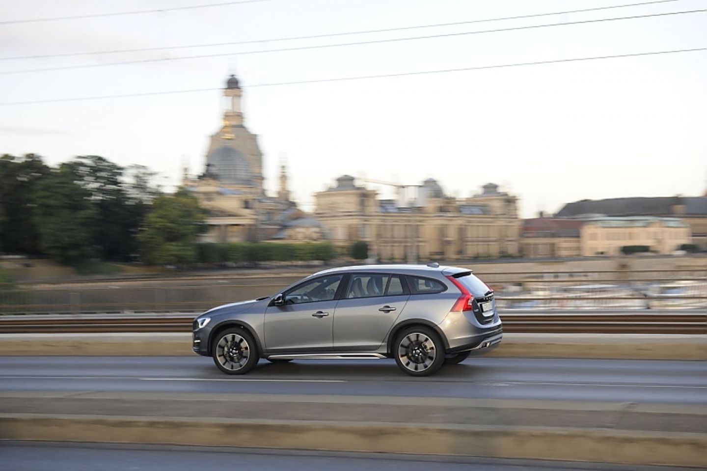 Der Volvo V60 Cross Country steht bereits beim Händler