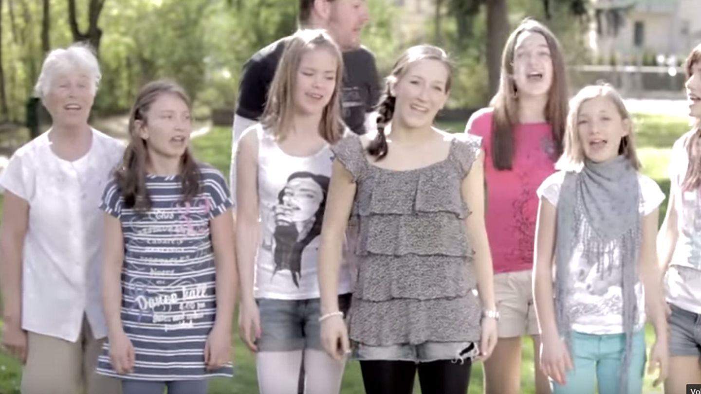 Screenshot Youtube: Singende Menschen im Imagefilm der Stadt Heidenau
