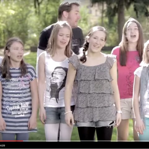 Screenshot Youtube: Singende Menschen im Imagefilm der Stadt Heidenau