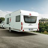 Mit dem Bürstner Premio rollt ein frisch gemachter Mittelklasse-Caravan nach Düsseldorf.