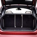 Die Ladekante ist hoch und die Luke ziemlich klein