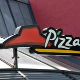 Der typische Schriftzug mit Logo von Pizza Hut
