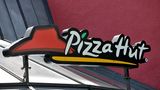 Der typische Schriftzug mit Logo von Pizza Hut