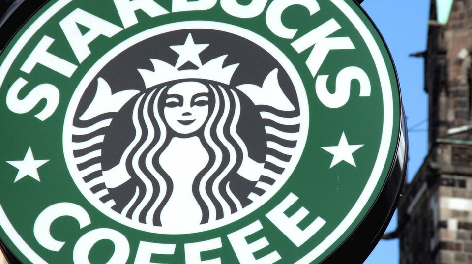 Das grüne Starbucks-Logo mit der schwarzen Nixe