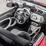 Der Innenraum ist poppig gestaltet