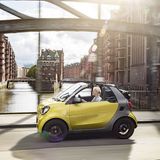 Das Verdeck lässt sich bis zu Höchstgeschwindigkeit versenken