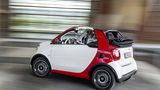 Ein großes Stahlkreuz am Fahrzeugboden, verstärkte A-Säulen und zwei quer eingezogene Wände verleihen dem Smart die gewünschte S