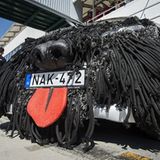 Der Smart-Hund hat eine Schnauze und eine hechelnde Zunge