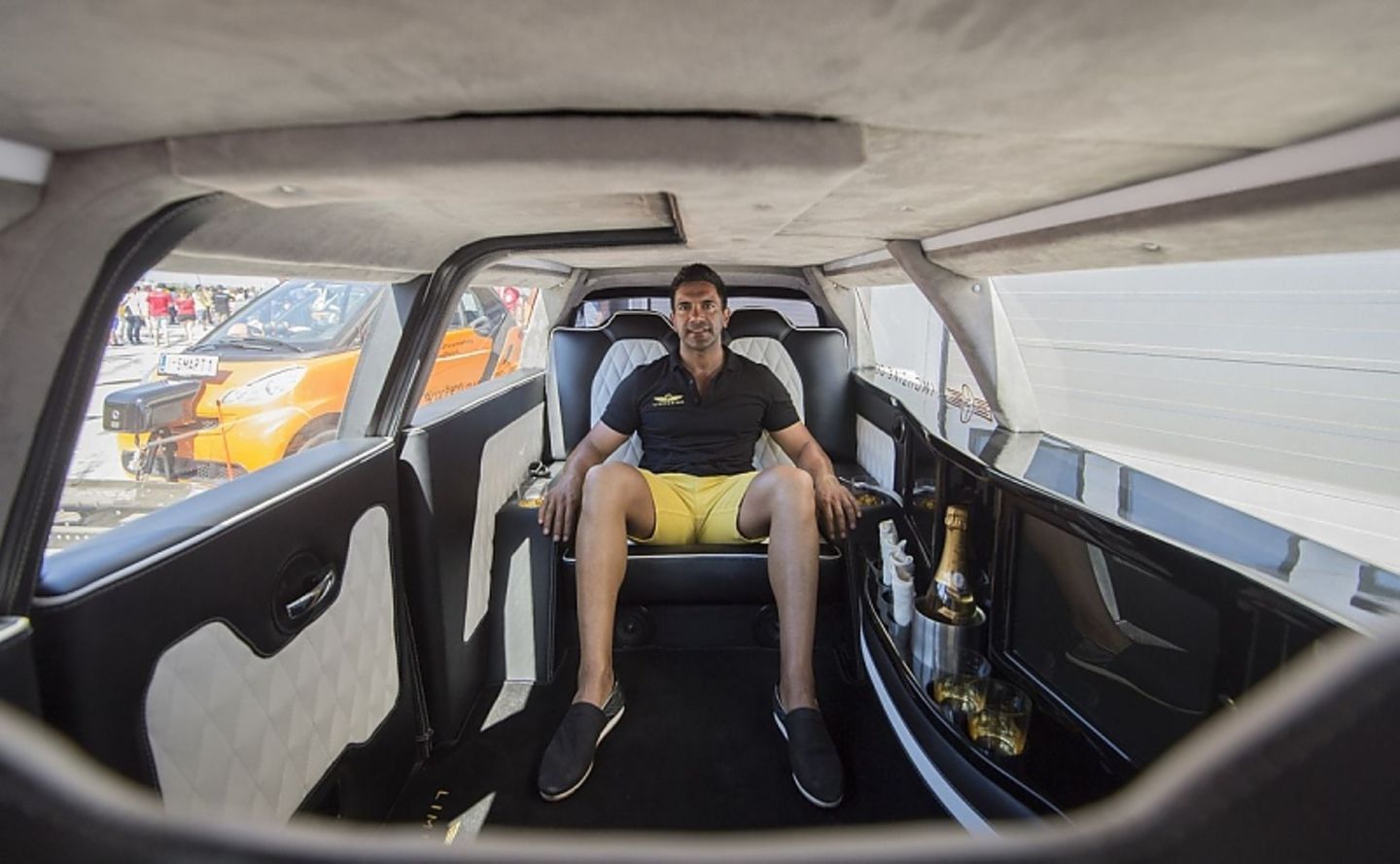 Die Smart-Stretch-Limousine ist auch innen sehr schick