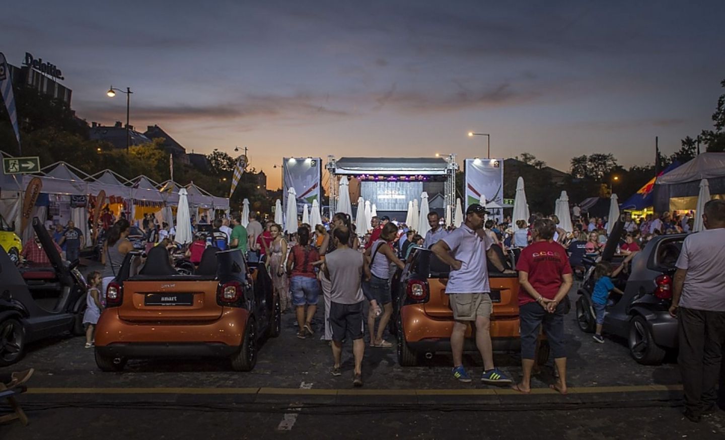 Abends spielten Pop-Bands auf der Bühne