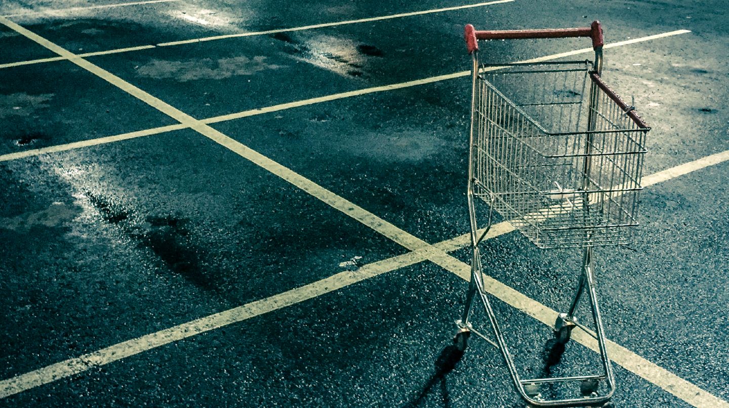 Die Einkaufswagen gehören dem Supermarkt - wer sie vom Gelände rollt, besteht streng genommen Diebstahl. Denn weder Körbe noch Wagen dürfen das Grundstück des Marktes verlassen. Dass die Händler hier so strikt sind, hat einen guten Grund: Bis zu 150 Euro zahlen sie für einen solchen Shoppingbegleiter. 