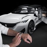 Der Peugeot Fractal interagiert mit einer Smart-Watch