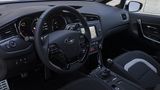 Chrom- und Klavierlack-Applikationen werten das Interieur auf