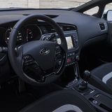 Chrom- und Klavierlack-Applikationen werten das Interieur auf