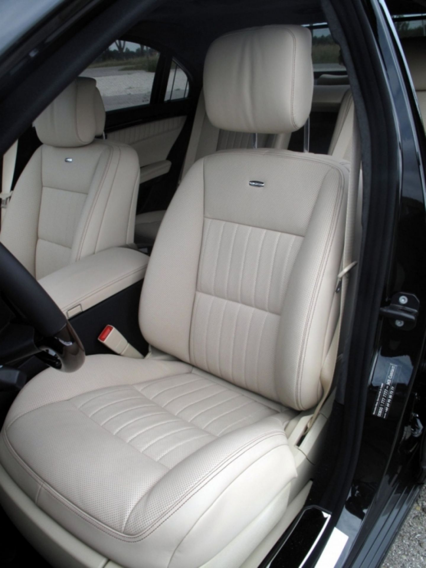 Mercedes S-Klasse mit bequemen Lederstühlen