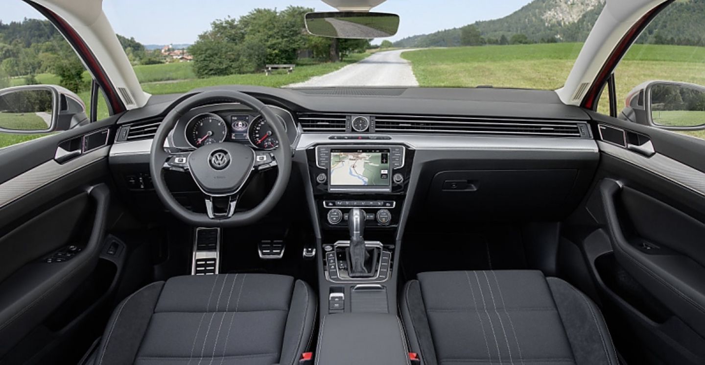 Der aufgeräumte Innenraum des VW Passat Alltrack 2.0 TDI 4motion