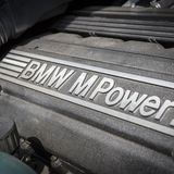 Auf der Zylinderbank steht der bekannte Hinweis der M-PS-Macht