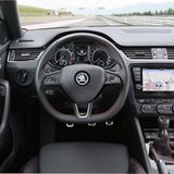 Sportliches Cockpit: abgeflachtes Lenkrad und rote Ziernähte