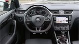 Sportliches Cockpit: abgeflachtes Lenkrad und rote Ziernähte