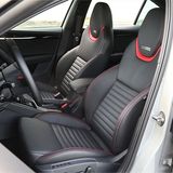 Die Sportsitze sorgen für Seitenhalt