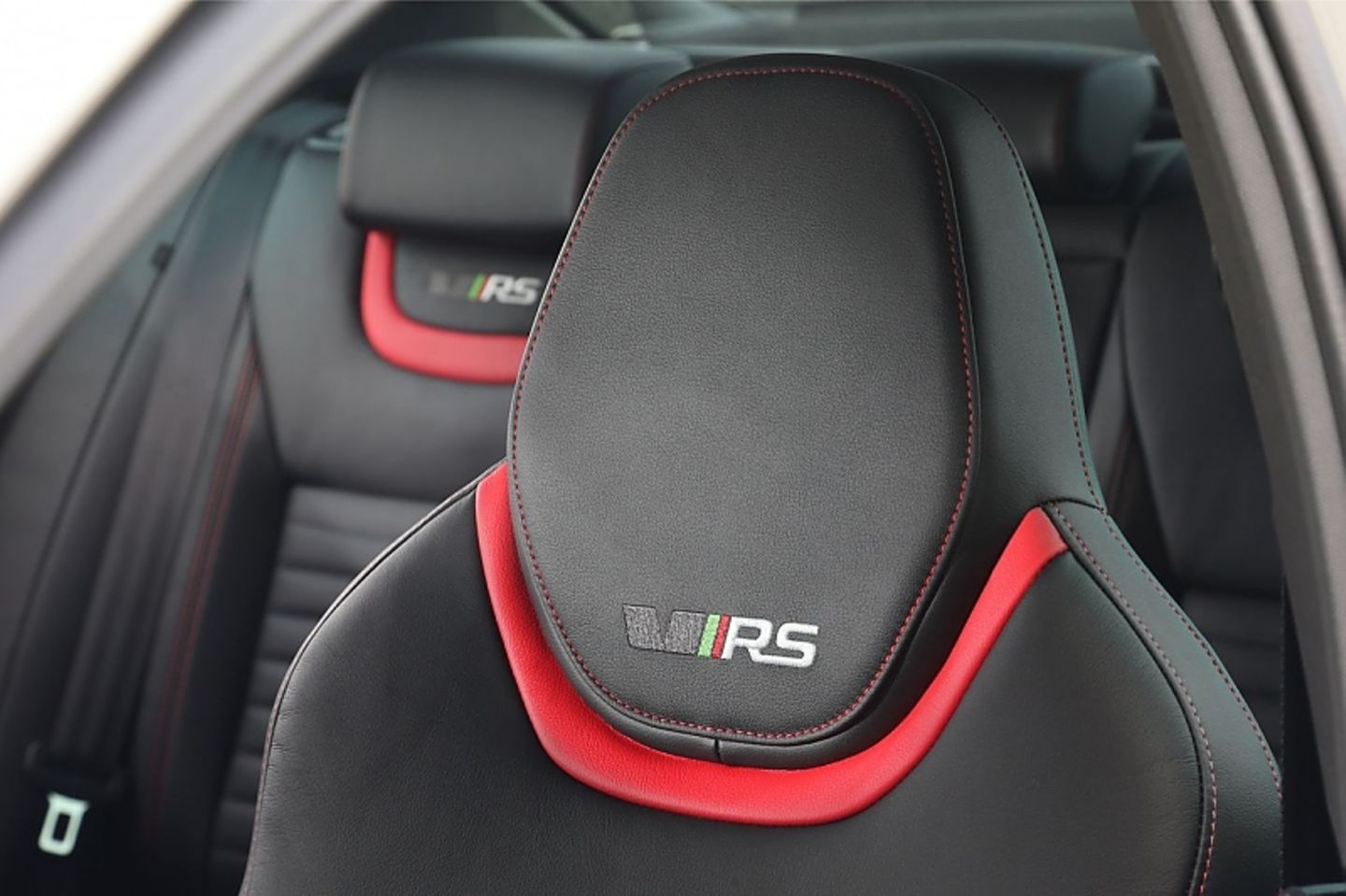 Sportsitze mit dem RS-Logo