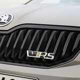 Auch der Kühlergrill glänzt schwarz