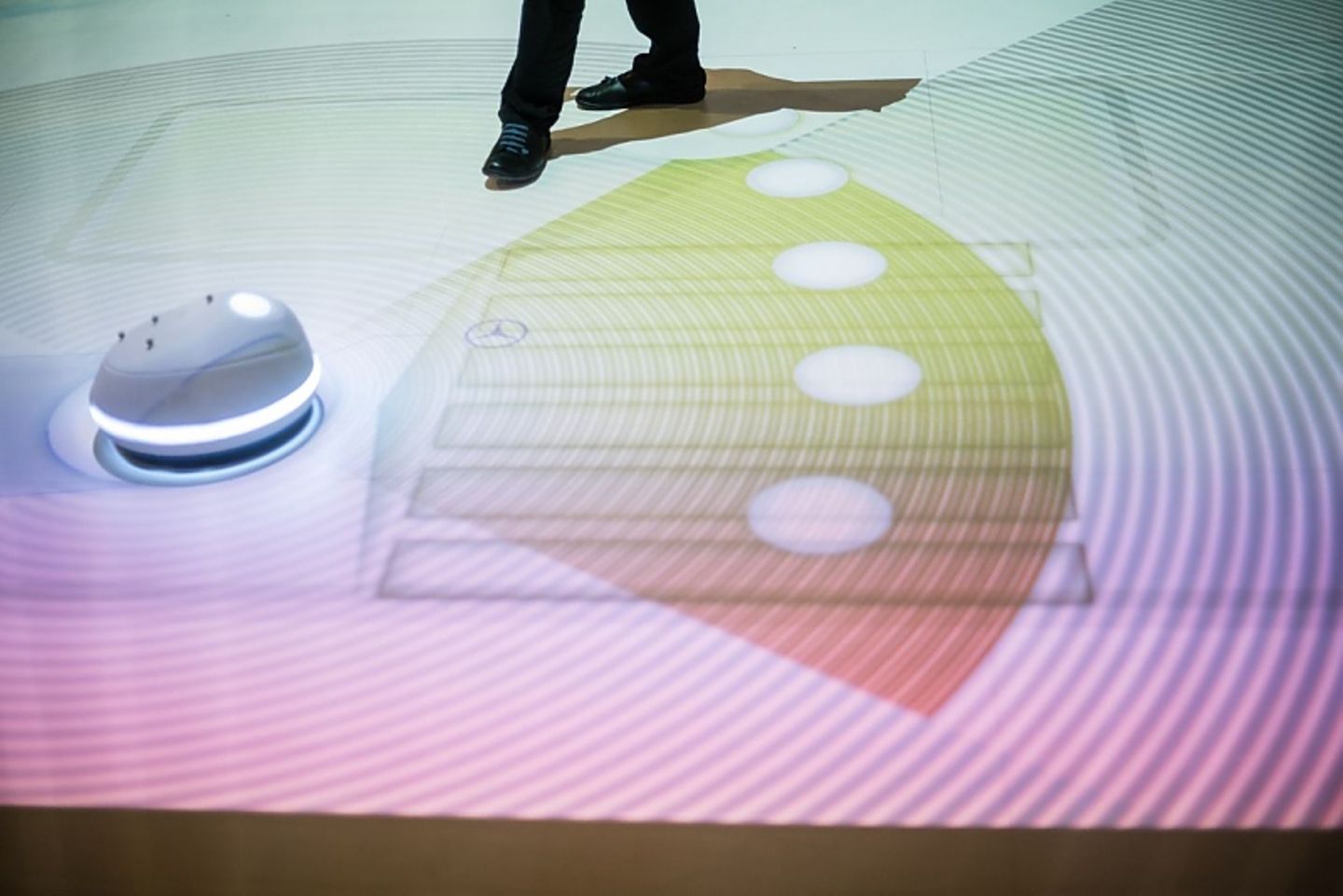 Bild 2: So wird der Verkehr der Zukunft aussehen: Autonom fahrende Autos erkennen Menschen und projizieren einen Zebrastreifen auf den Asphalt Bild 2: So wird der Verkehr der Zukunft aussehen: Autonom fahrende Autos erkennen Menschen und projizieren einen Zebrastreifen a