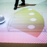 Bild 2: So wird der Verkehr der Zukunft aussehen: Autonom fahrende Autos erkennen Menschen und projizieren einen Zebrastreifen a