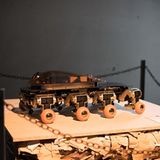 Ein japanischer Roboter der rollen und gehen kann