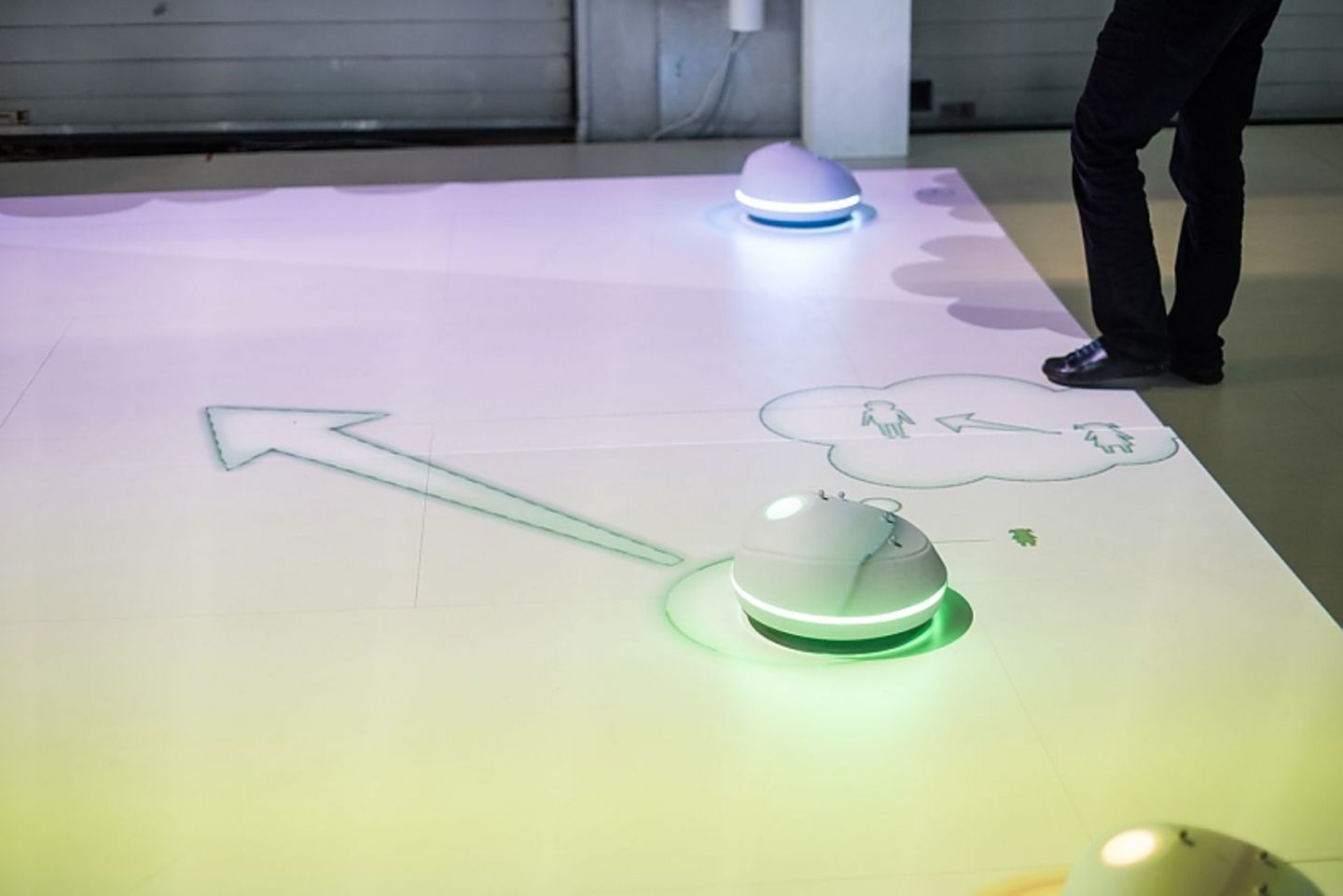 Die Roboter signalisieren den Weg