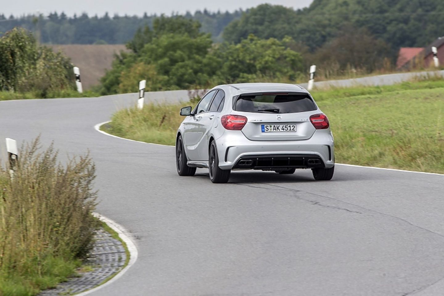Ja, der Mercedes AMG A 45 4Matic ist ein echter Allradler.