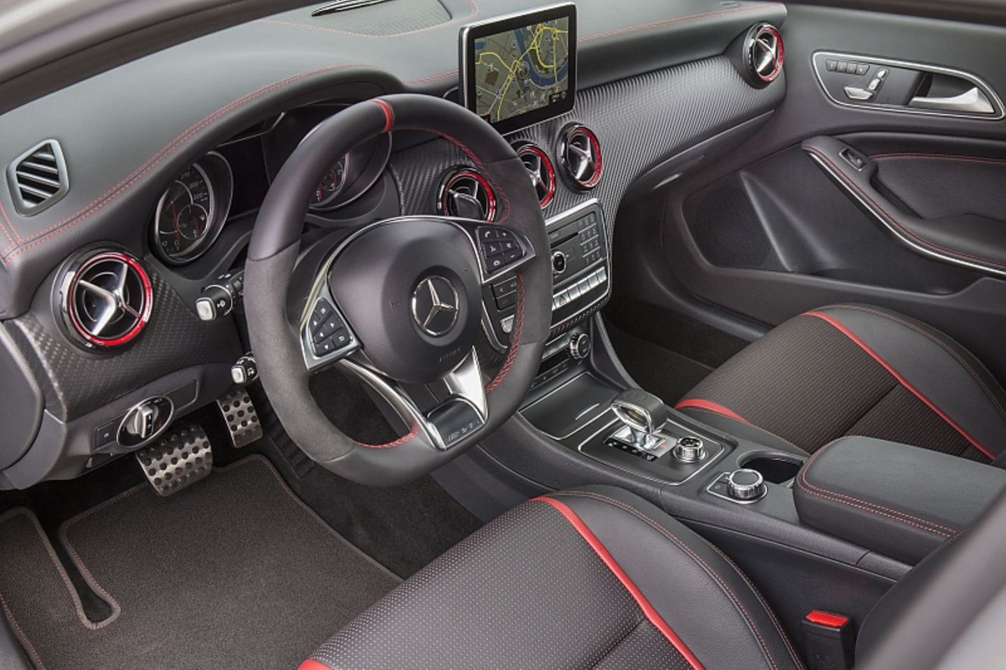 Das Cockpit des Mercedes AMG A 45 4Matic.