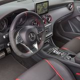 Das Cockpit des Mercedes AMG A 45 4Matic.