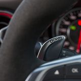 Per Schaltwippen am Lenkrad kann geschaltet werden.