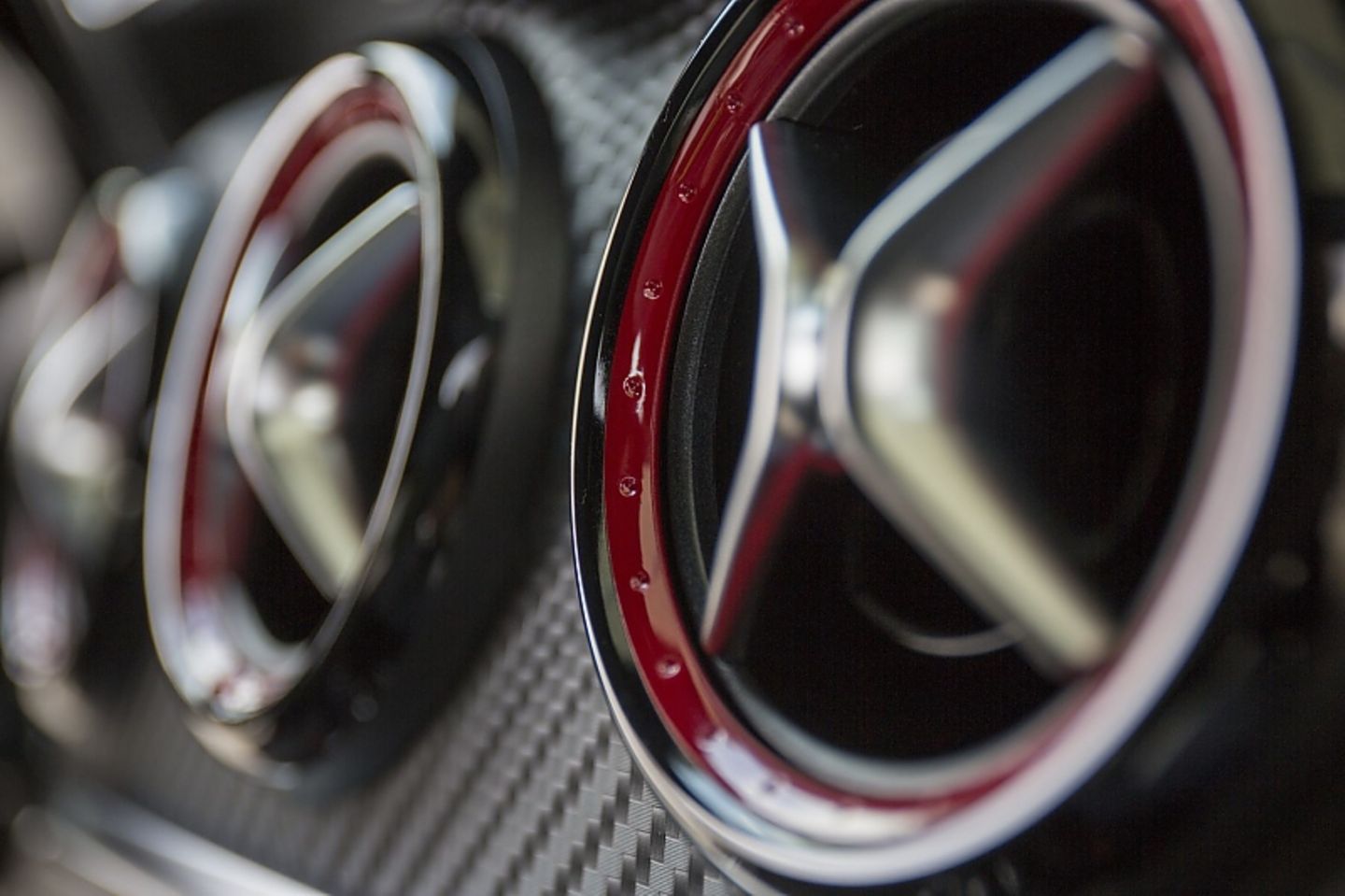 Edel und hochwertig geht es im Mercedes AMG A 45 4Matic zur Sache.