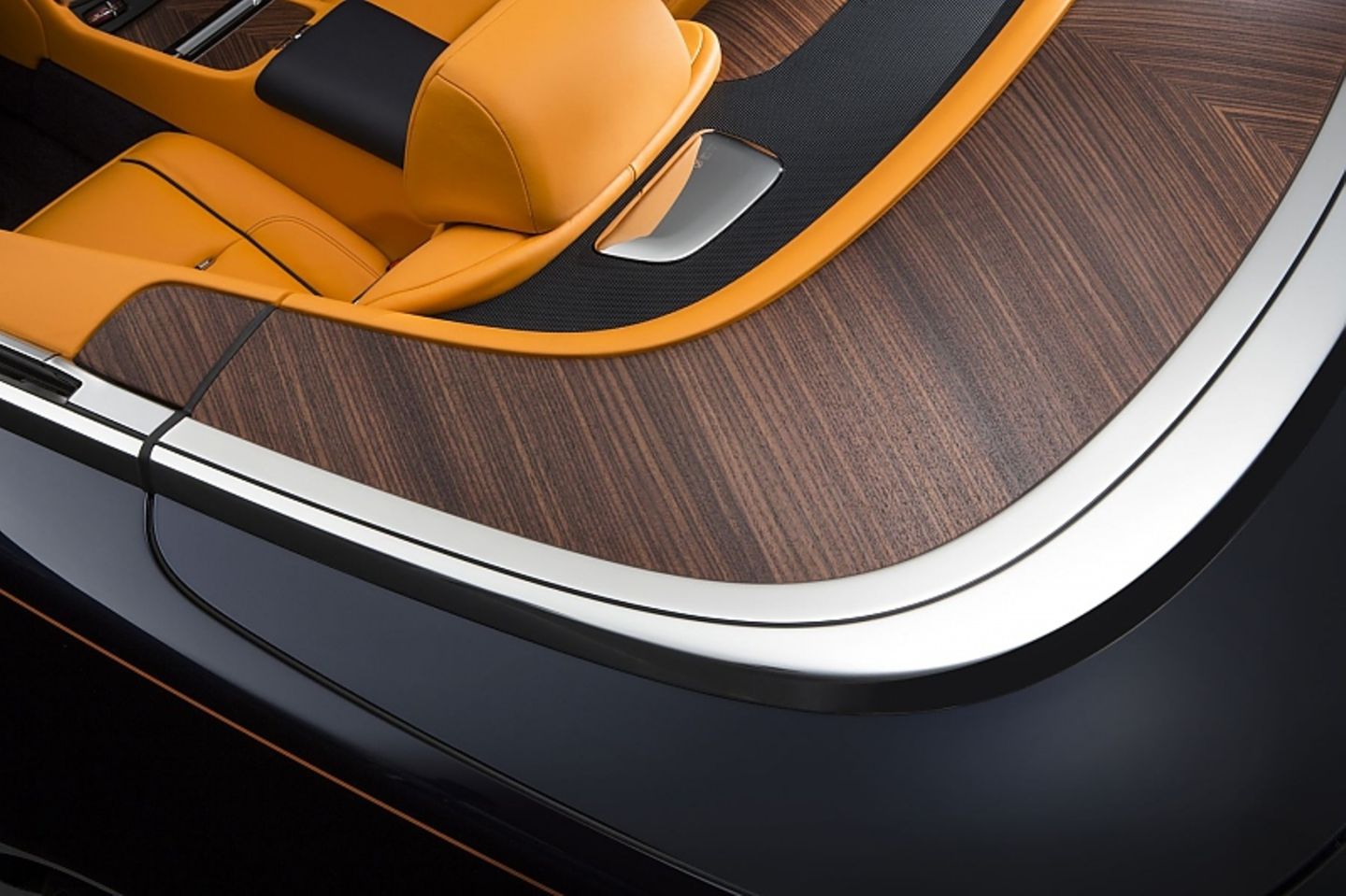 Der Dawn ist der "sexiest Rolls-Royce ever built", meint Marken-Chef Torsten Müller-Ötvös.