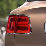 Bentley Bentayga mit zweiteiligen Rückleuchten