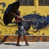 Auf den ersten Blick sieht es aus, als führe diese Frau ihren riesiegen Hund spazieren