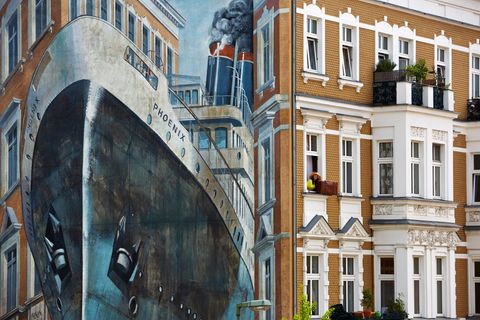 Künstler Gert Neuhaus hat das riesige Schiff "Phoenix" auf dieser Berliner Fassade verewigt