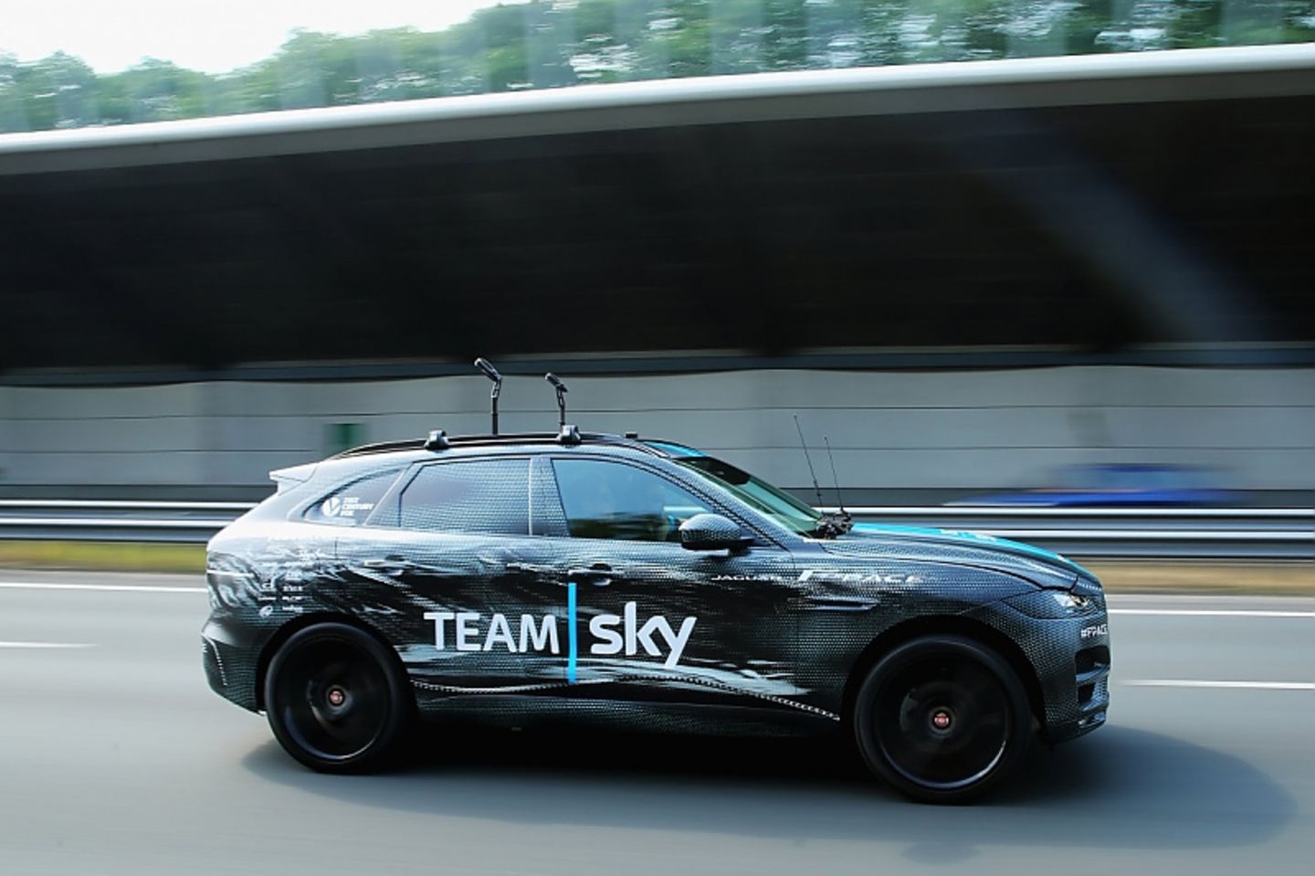 Jaguar F-Pace auf der Tour de France 2015